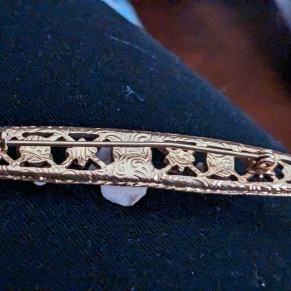 1928 Co. Gold Tone Bar Brooch/Pin with 3 Porcelain Pink Roses with Green Leaves - Picture 7 of 8